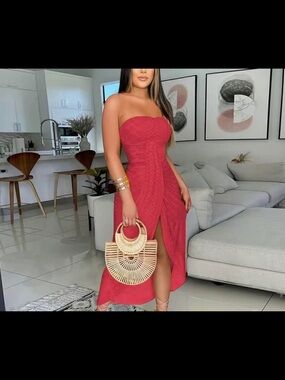 chic Strapless Red Lace Midi Dress with Front Slit